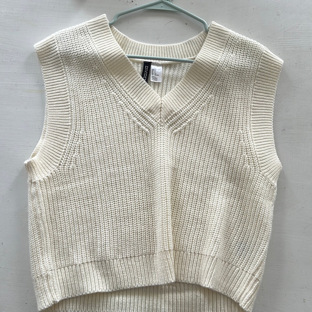 H&M cropped sweater vest